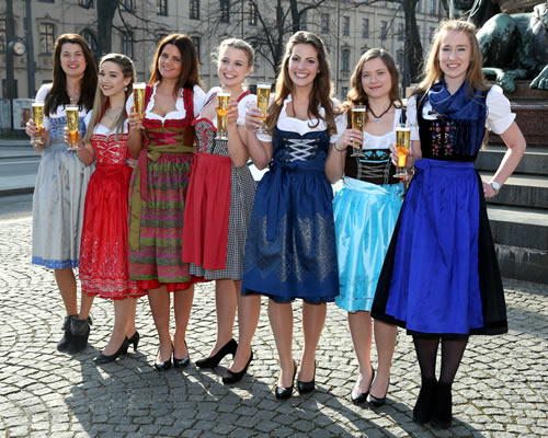 Gruppenbild der Finalistinnen - Wahl zur Bayerischen Bierkönigin (Bild Brauerbund)